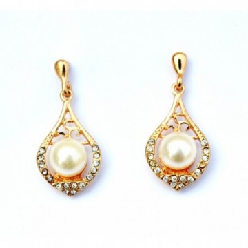 Eligant pearls and zircon...