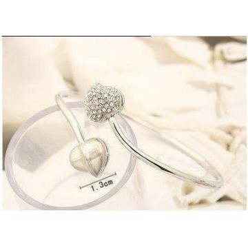 Leaf Shaped Eligant Zircon...